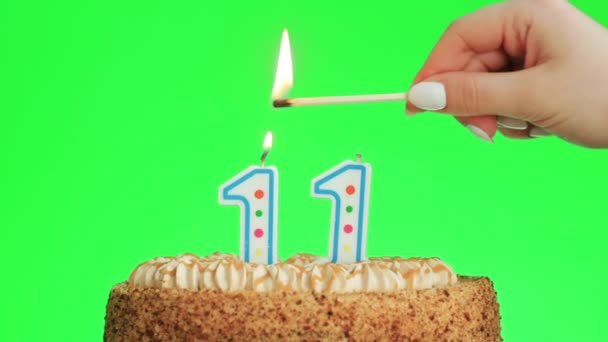 Iluminando un número once vela de cumpleaños en un delicioso pastel, pantalla verde 11 — Vídeos de Stock