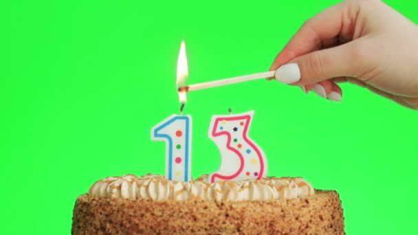 おいしいケーキ、緑の画面に番号13の誕生日のろうそくを点灯13 — ストック動画