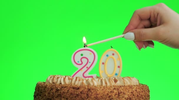 Éclairage d'une bougie d'anniversaire numéro 20 sur un délicieux gâteau, écran vert 20 — Video