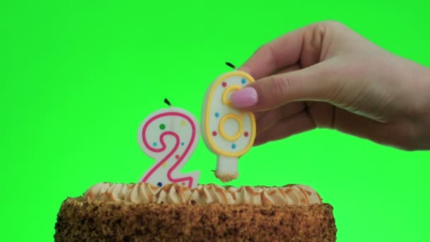 Colocando um número vinte e seis vela de aniversário em um bolo delicioso, tela verde 26 — Vídeo de Stock