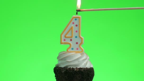 Зажигание свечи дня рождения номер четыре на вкусный торт чашки, зеленый экран 4 — стоковое видео