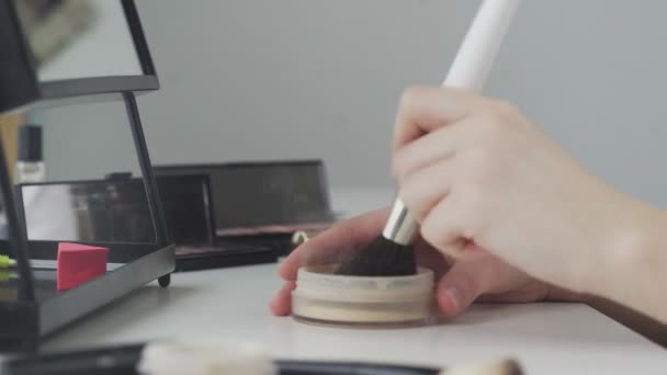 Kozmetiğin arka planında profesyonel makyaj tozu için geniş fırça — Stok video