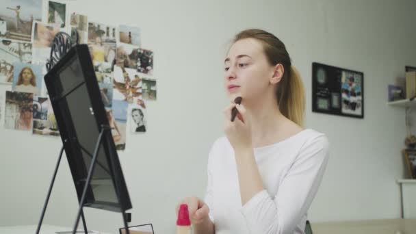 Mujer hacer maquillaje con corrector corrector. Aplicar polvo con pincel — Vídeos de Stock