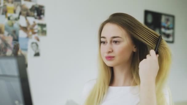 Woman combing her hair in bedroom — Stock Video