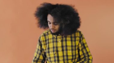 Afro-Amerikalı bir adam telefonundan Turuncu arka planda yeni bir mesaj aldı. Duyguların kavramı