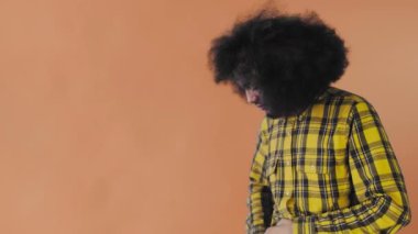 Afro-Amerikalı bir adam telefonundan Turuncu arka planda yeni bir mesaj aldı. Duyguların kavramı