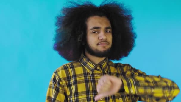アフリカ系アメリカ人男性が青い背景に親指を立てる — ストック動画
