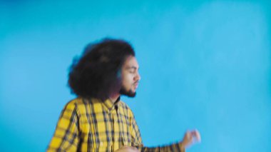 Gülümseyen Genç Afrikalı Adam Mavi arka planda dans ediyor. Duyguların kavramı