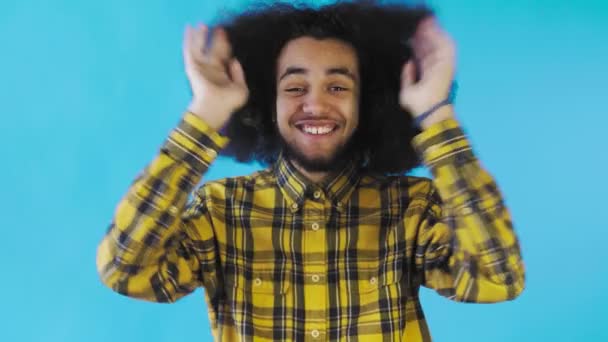 Endişeli Afro-Amerikalı Adam gülüyor, ellerini yüzüne dikiyor ve Mavi Arkaplanda Başarı Kutlaması. — Stok video