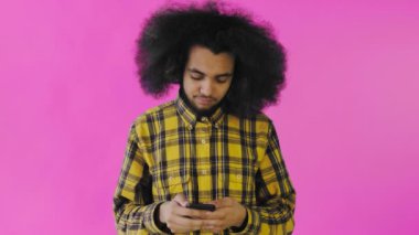 Mor arka planda telefonu kullanan yakışıklı Afro-Amerikan bir adam. Duyguların kavramı