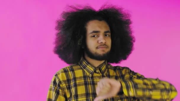 Afroameričan gestikuluje palce dolů na fialovém pozadí — Stock video
