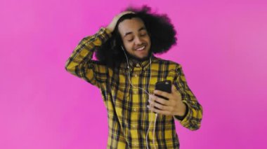 Mor arka planda telefonla genç bir Afro-Amerikalı adam videosu var. Duyguların kavramı