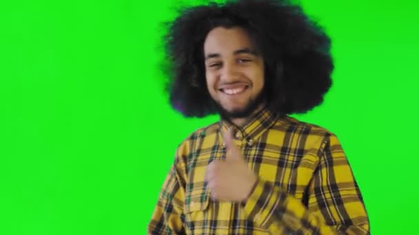 Giovane felice afro americano uomo sorridente, mentre dando pollici su sullo schermo verde o croma sfondo chiave. Concetto di emozioni — Video Stock