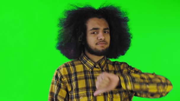 Afro-American Man Gesturing Thumbs Down pada layar hijau atau kunci kroma Latar Belakang — Stok Video