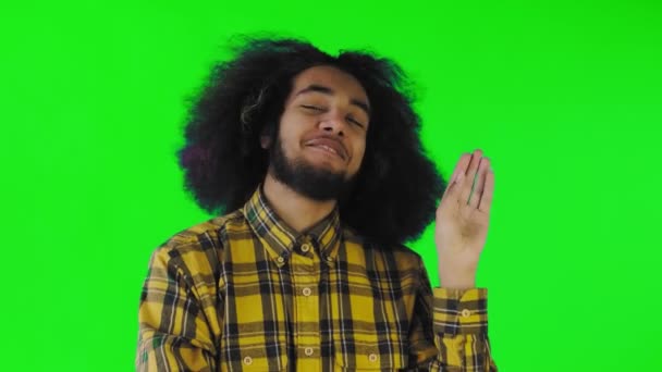 Jovem afro-americano mostrando silêncio ou bla bla gesto na tela verde ou croma fundo chave. Conceito de emoções — Vídeo de Stock