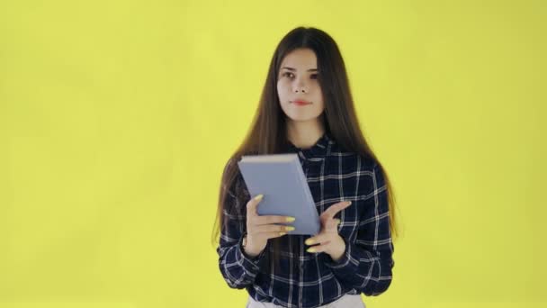 Schöne nachdenkliche Mädchen fertig Buch lesen isoliert auf gelbem Hintergrund — Stockvideo