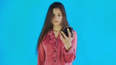 Pijamalı uykusuz bir kadın ve kör düşüşle saate uykusuzluk çekiyor.