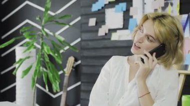 Portre sarışın kadın akıllı telefon kullanıyor..