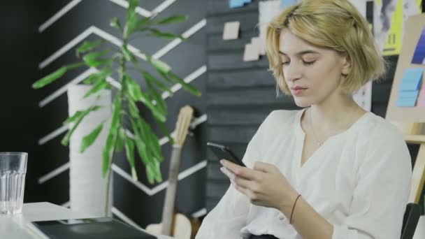 Agua potable gráfica joven y trabajar en la computadora usando tableta — Vídeos de Stock