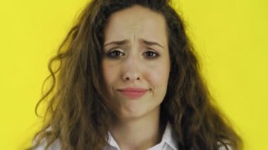 Hayal kırıklığına uğramış kadın neredeyse ağlıyordu ve kamerayı eliyle kapatmaya çalışıyordu.