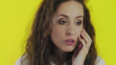 Heyecanlı mutlu bir kadın telefonda konuşuyor ve iyi bir haber alıyor.