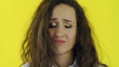 Çaresiz Kafkasyalı kadın neredeyse kameraya bakıp ağlıyordu ve hayır dedi.