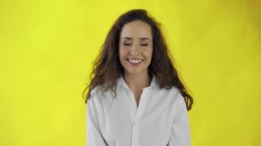 Bir kadın zevk alır gözlerini kapatır ve dudaklarını ısırır.