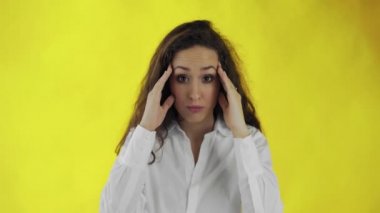 Genç ve güzel bir kadın baş ağrısı çekiyor.