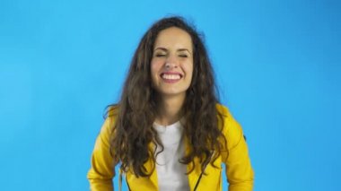 Yüzünde haz duyguları olan genç bir kadın portresi.