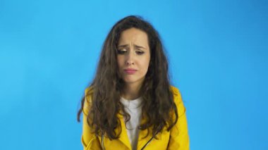 Çok üzgün bir genç kadın. Stüdyoda ağlıyordu..