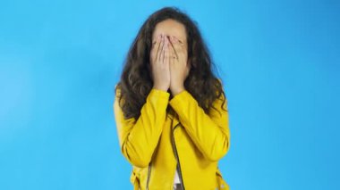 Güzel, esmer, uzun saçlı bir kadının portresi mutlu ve alkışlayıcı.