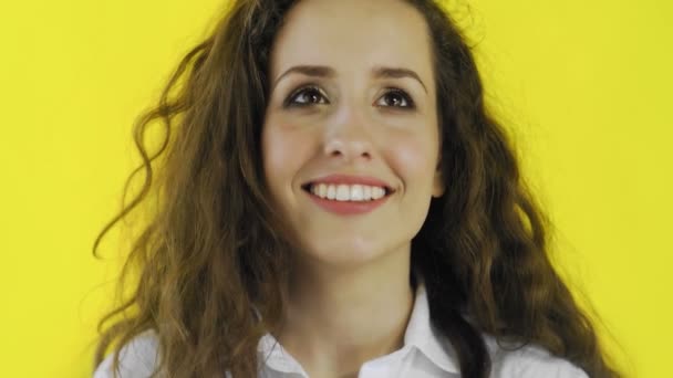 Zeer gelukkig vrouw staan op gele achtergrond en glimlachen — Stockvideo