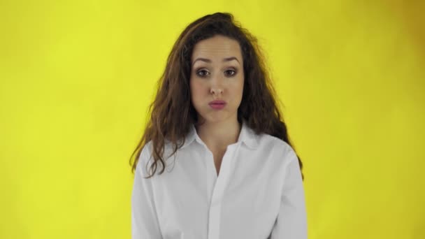 Ung blond kvinna facepalm på gul bakgrund — Stockvideo