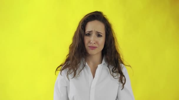 Desapontada e uma jovem muito triste quase chorando — Vídeo de Stock