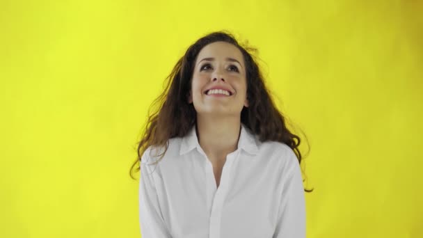 Jonge vrouw portret met plezier emoties op gezicht. — Stockvideo