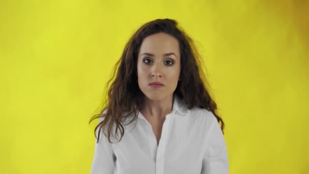 Wütend blickt die schöne Frau mit runzeligem Gesicht in die Kamera — Stockvideo