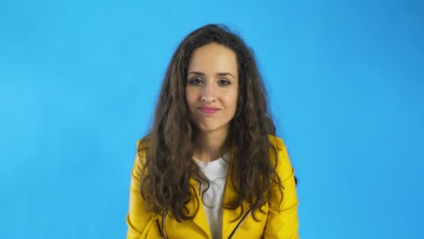 Verward vrouw zegt geen schuddende hoofd in ontkenning over gele achtergrond — Stockvideo