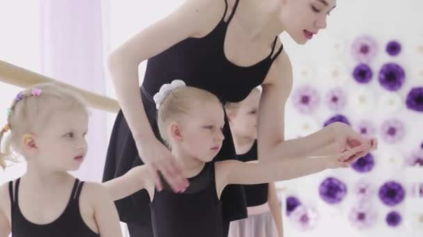 Bale okulundaki çocuklar ve öğretmenler. Dans okulunda klasik bale dersi.. — Stok video