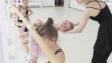 Küçük kızlar bale yapar. Bale sınıfındaki çocuklar. Küçük balerinler ve öğretmenler. Güzel manzara.