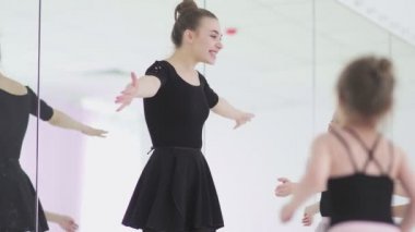 Şirin bayan bale öğretmeni ve küçük öğrencileri birbirlerine sarılıyorlar.