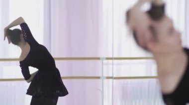 Aktif genç balerin coşkuyla bale yapıyor.