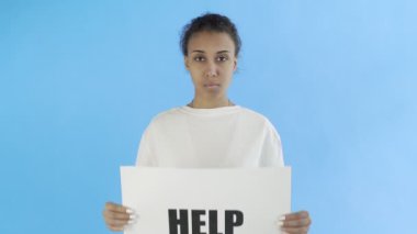 Mavi arka planda Afro-Amerikalı Eylemci Kız Posteri