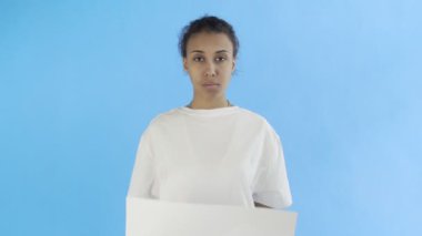 Mavi arka planda Geri Dönüşüm Posterli Afro-Amerikalı Kız Eylemci