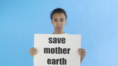 Mavi arka planda Toprak Ana 'yı Kurtaran Afro-Amerikalı Kız Eylemci