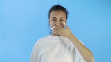İşaretlerin dili. Kız gözlerini kapatıyor. O, görmek istemiyor. Kulaklarını kapatıyor. - Dinlemek istemiyor. Ağzını kapatıyor. Konuşmak istemiyor.