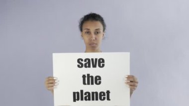 Gri arkaplanda Gezegen Posterini Kurtaran Afro-Amerikalı Kız Eylemci