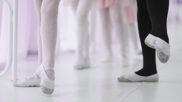 Ženské nohy v baletních botách, studenti a učitelé tance. Choreografie, klasický balet, umění a dětský koncept. — Stock video