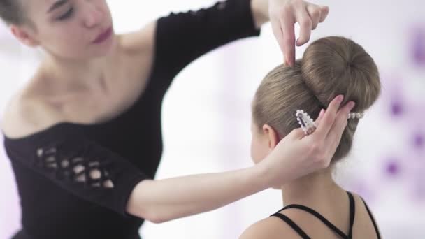 Jovem professora de dança fixando penteado para seu aluno — Vídeo de Stock