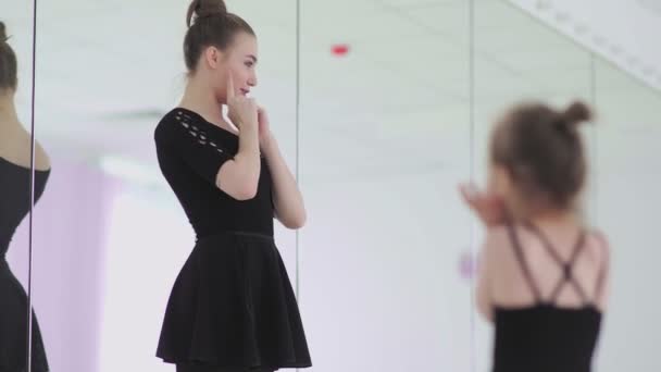 Carino insegnante di balletto femminile sta insegnando una lezione alle bambine — Video Stock