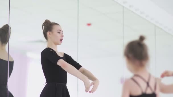 Linda profesora de ballet está enseñando una lección a las niñas — Vídeos de Stock